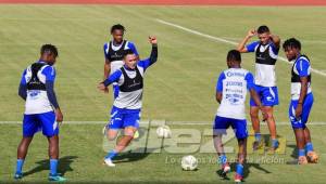 Parte de la plantilla de la Selección Sub-23 de Honduras realizando su entrenamiento. Foto Moisés Valenzuela.