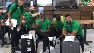 Los jugadores del Marathón en el aeropuerto Ramón Villeda Morales mientras esperaban abordar el vuelo rumbo a Portland.