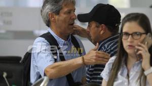 El entrenador colombiano dejó Honduras este viernes luego de haber renunciado a su cargo por fuertes críticas de su afición. FOTO Juan Salgado