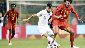 Bruno Fernandes de Portugal (16) disputa la pelota con el volante belga Fellaini durante el partido amistoso subido en Bruselas.