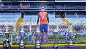 El delantero Erick Andino posando con los cinco títulos que ganó con el Motagua en los cinco años que estuvo en la institución. Foto cortesía