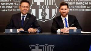 Messi junto a Bartomeu renovando su contrato con el Barcleona.