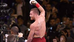 Canelo mientras celebraba dentro del ring del Madison Square Garden.