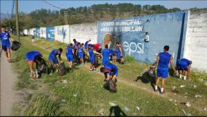 El momento en el que los jugadores del Real Juventud limpiaban las afueras del estadio Argelio Sabillón en Santa Bárbara. Foto Edward Fernández
