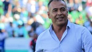 Juan Flores habló de la actual plantilla del Olimpia y de sus deseos de dirigir un día a los albos y la Selección de Honduras. @ClubSantos