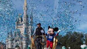 Nick Foles viajó a Disney a celebrar el título tras ganar el Super Bowl LII.