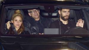 Shakira junto a Gerard Piqué y su suegro.