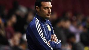 Argentina's coach Lionel Scaloni reats during an international friendly football match between Argentina and Venezuela at the Wanda Metropolitano stadium in Madrid on March 22, 2019 in preparation for the Copa America to be held in Brazil in June and July 2019. (Photo by PIERRE-PHILIPPE MARCOU / AFP)