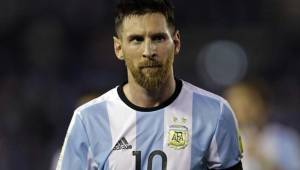 Lionel Messi podría ser castigado por la FIFA debido a los insultos a un árbitro.