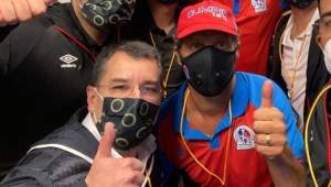 El entrenador del Olimpia, Pedro Troglio, junto al presidente de los merengues, Rafael Villeda en los festejos por llevar al club a semifinales de Concacaf.