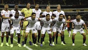 Los Lobos BUAP con los hondureños Michael Chirinos y Felix Crisanto de titulares cayeron goleados anoche frente al Atlas en el Jalisco. Foto cortesía