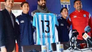 El 'loco' Abreu en su presentación con su club número 27 el Magallanes de la segunda división de Chile.