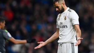 El francés Karim Benzema espera jugar el sábado con Real Madrid ante Sevilla para el domingo someterse a una operación del dedo meñique. Foto AFP