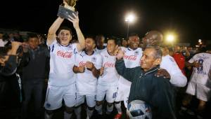 Arnold Cruz levantala Copa Amistad que logran al vencer al Motagua en el clásico de veterenos.