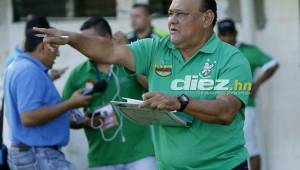 Carlos Caballero no quedó contento con el trabajo del árbitro.