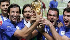Zaccardo junto a Inzagui y Barone celebrando con la Copa del Mundo.