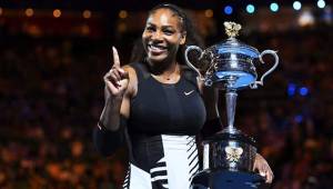 Serena Williams posando con su trofeo que la convierte en la mejor tenista del mundo.