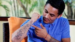 El futbolista hondureño Andy Najar, lleva en sus brazos los tatuajes de los clubes donde ha militado; Anderlecht de Bélgica, DC United y la Selección Nacional.