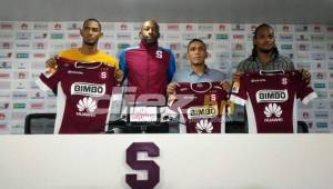 El delantero hondureño Jerry Bengtson con la camisa del Saprissa en su presentación junto a Paulo Wanchope y los otros refuerzos. Foto La Nación