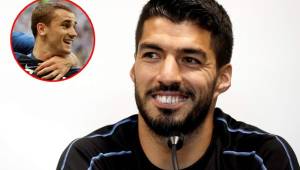 Luis Suárez no ve a Griezmann que siente la garra charrúa.