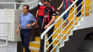 Jorge Luis Pinto estuvo en costa Rica por el aniversario del Alajuelense. Foto cortesía @FannyT_LN