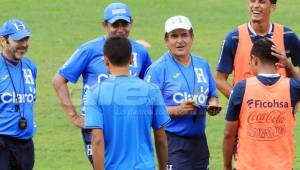 El entrenador de la Selección de Honduras, Jorge Luis Pinto, demuestra lo motivado que se encuentra el grupo para el partido del viernes contra Australia.