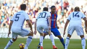 Ronaldinho vuelve a enamorar con su magia en el juego de estrellas del Barcelona ante el Manchester United.