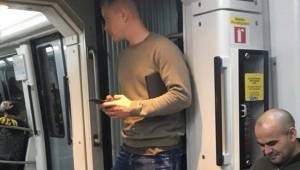 Ter Stegen viajando en el metro de la ciudad de Barcelona.