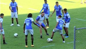 El preparador físico Ariel Bustamante se sumó al rondo. En la Sub-23 de Honduras se respira optimismo de cara al choque ante El Salvador. Foto @FenafuthOrg