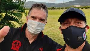 El entrenador del Olimpia, Pedro Troglio, junto al preparador físico, en la sede del cuadro con sus mascarillas para el inicio de la pretemporada. Foto cortesía