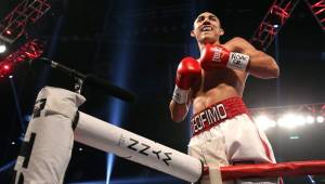 Teófimo López debutó como profesional ganando por nocaut al mexicano Ishwar Siqueiros cuando Manny Pacquiao se enfrentó a Jessie Vargas.