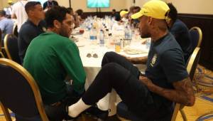 Neymar conversando con Dani Alves durante el almuerzo de la selección de Brasil previo al juego con Serbia. Foto @CBF_Futebol