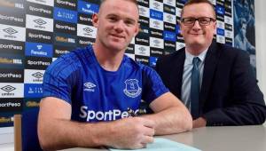 Wayne Rooney ya tiene nuevo club y se trata del Everton. Aquí firmando su nuevo contrato.