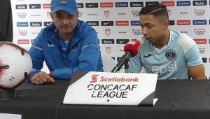 El entrenador del Motagua, Diego Vázquez, en conferencia de prensa junto a Emilio Izaguirre en Jamaica previo a enfrentar al Waterhouse por la Liga Concacaf.