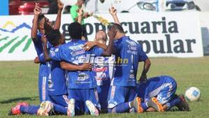 Victoria se clasificó a las semifinales de Liga de Ascenso tras recetarle paliza al Real Juventud en La Ceiba. Fotos Edgar Witty