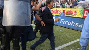 Jorge Luis Pinto se retiró del Morazán abucheado por el público y hasta bolsas con agua le lanzaron.