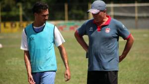 Marcelo Canales (izquierda) dialoga con el entrenador Fernando Araujo. Foto: Edgar Witty