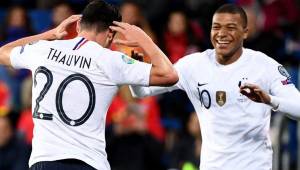 Thauvin y Mbappé marcaron en la goleada de Francia sobre Andorra.