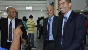 El polémico árbitro cubano Yadiel Martínez llegó sonriente al país pero sin dar declaraciones. Está en el ojo del huracán para el duelo del viernes. Fotos DIEZ