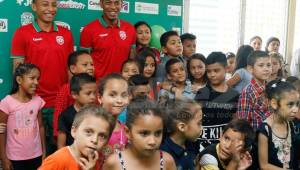 Los jugadores del Marathón dieron un momento de alegría a los niños antes de salir rumbo a Olanchito. Foto Neptalí Romero.