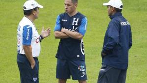 El entrenador de la Selección de Honduras, Jorge Luis Pinto, dialoga con el jugador de Marathón, Jairo Puerto y su asistente, Amado Guevara. Foto Delmer Martínez