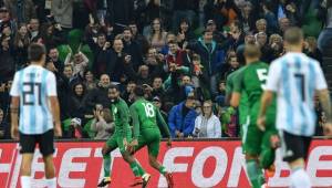 Los nigerianos celebrando el doblete de Alex Iwobi ante Argentina.