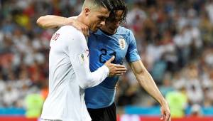 Cristiano Ronaldo le ayudó a Edinson Cavani a salir de la cancha cuando se lesionó en el partido frente a Portugal. Foto AFP