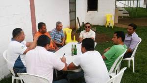 Carlos 'Chato' Padilla en reunión con los directivos del nuevo Atlético Santa Cruz.