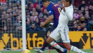 Raphael Varane con su pierda derecha le pegó a la izquierda de Suárez y cayó tendido, penal clarísimo.