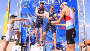 Jason West y Renee Tomlin festejan tras ganar el primer lugar en Élite Masculino y Femenino, respectivamente, en el Puerto Cortés Triathlon.