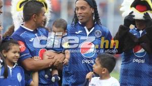 Ronaldinho y Amado Guevara fueron dos atracciones de lujo en el Partido por la Paz disputado en el estadio Nacional.