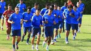 Los jugadores del Motagua se motivaron con un grito de 'campeón' antes del entreno de este lunes de cara a la ida de semifinal ante Olimpia. Foto Ronald Aceituno