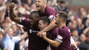 El delantero Kyle Lafferty es arropado por su compañeros tras darles el triunfo sobre el Celtic.