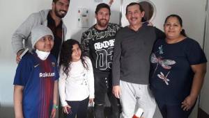 Gustavo junto a su hermana Denisse, sus padres Nancy Moncada y Manuel Manzano, posando con Leo Messi y Luis Suárez. Fotos Cortesía